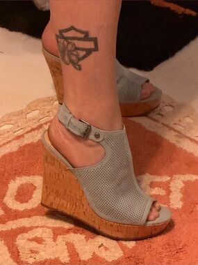 Guess light Denim Blue Women's Perforated  Cork Wedge Sandals sz7